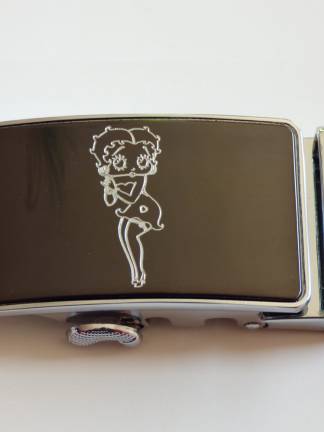 Boucle ovalisée brossée gravée motif Betty Boop
