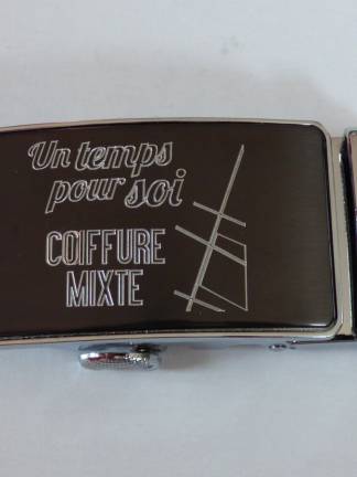 Boucle de ceinture gravée avec logo Un temps pour soi