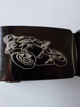 Boucle ovalisée brossée gravée motif moto